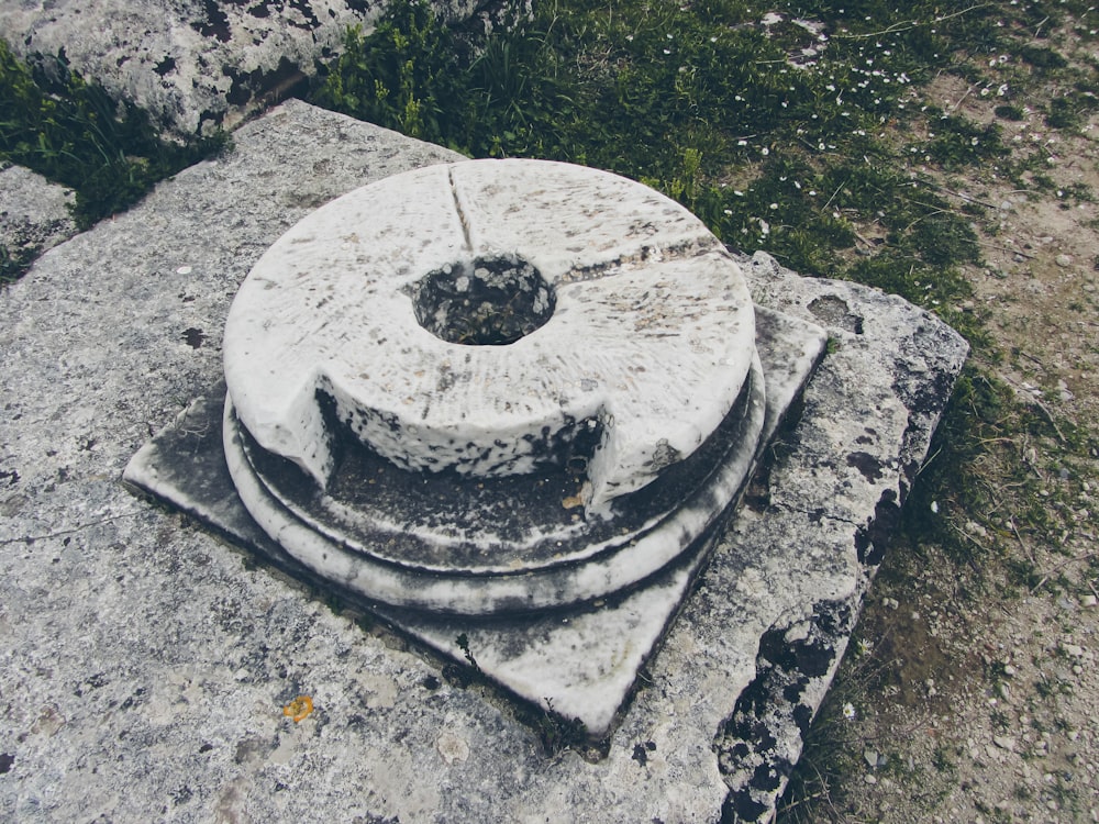 una estructura de piedra con un agujero en el medio de ella