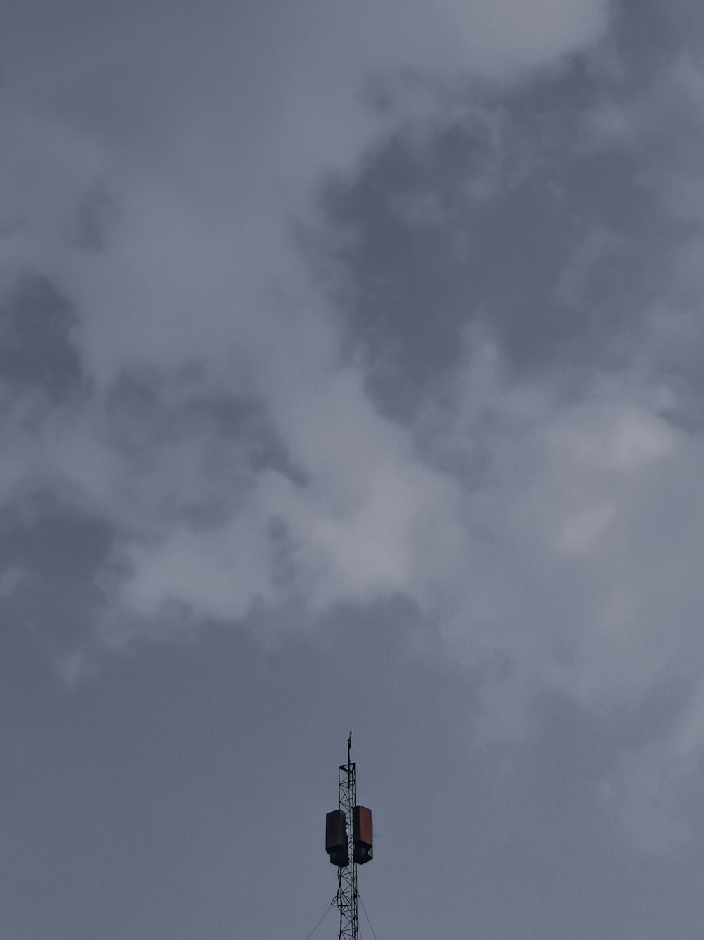 una torre con un semaforo in cima