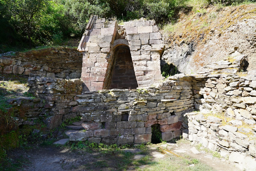 une structure en pierre avec une porte au milieu