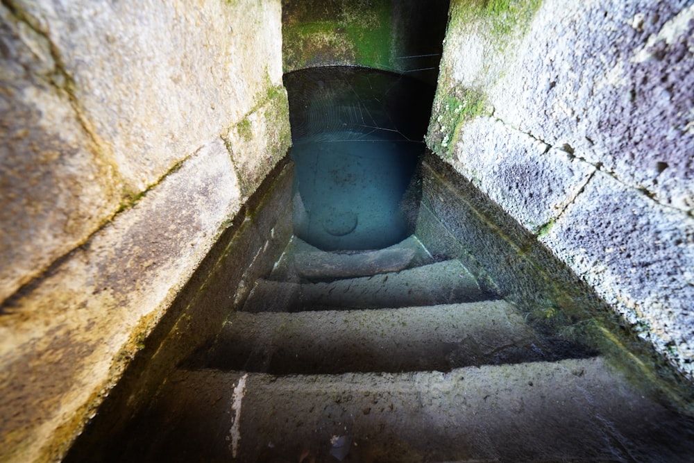 un tunnel sombre avec des marches qui y mènent