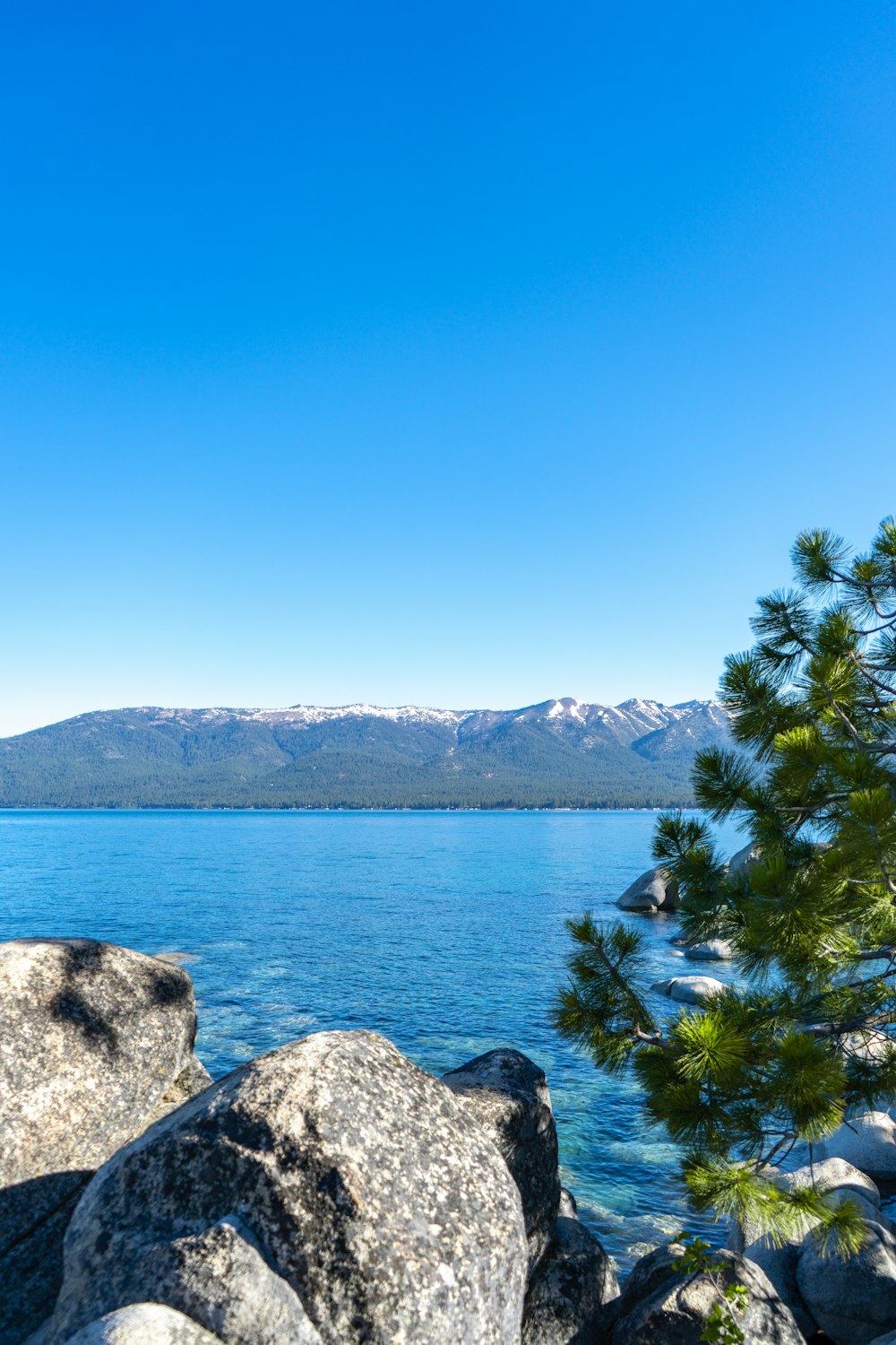 Blick auf ein Gewässer mit Bergen im Hintergrund