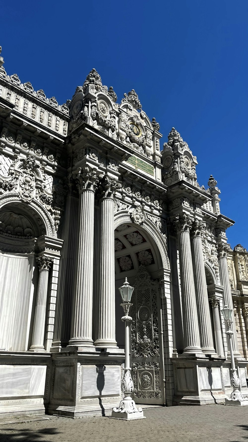 um grande edifício com um relógio na frente