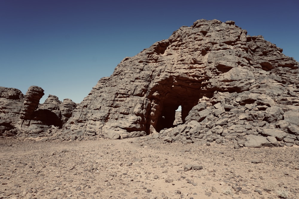Un afloramiento rocoso en medio de un desierto
