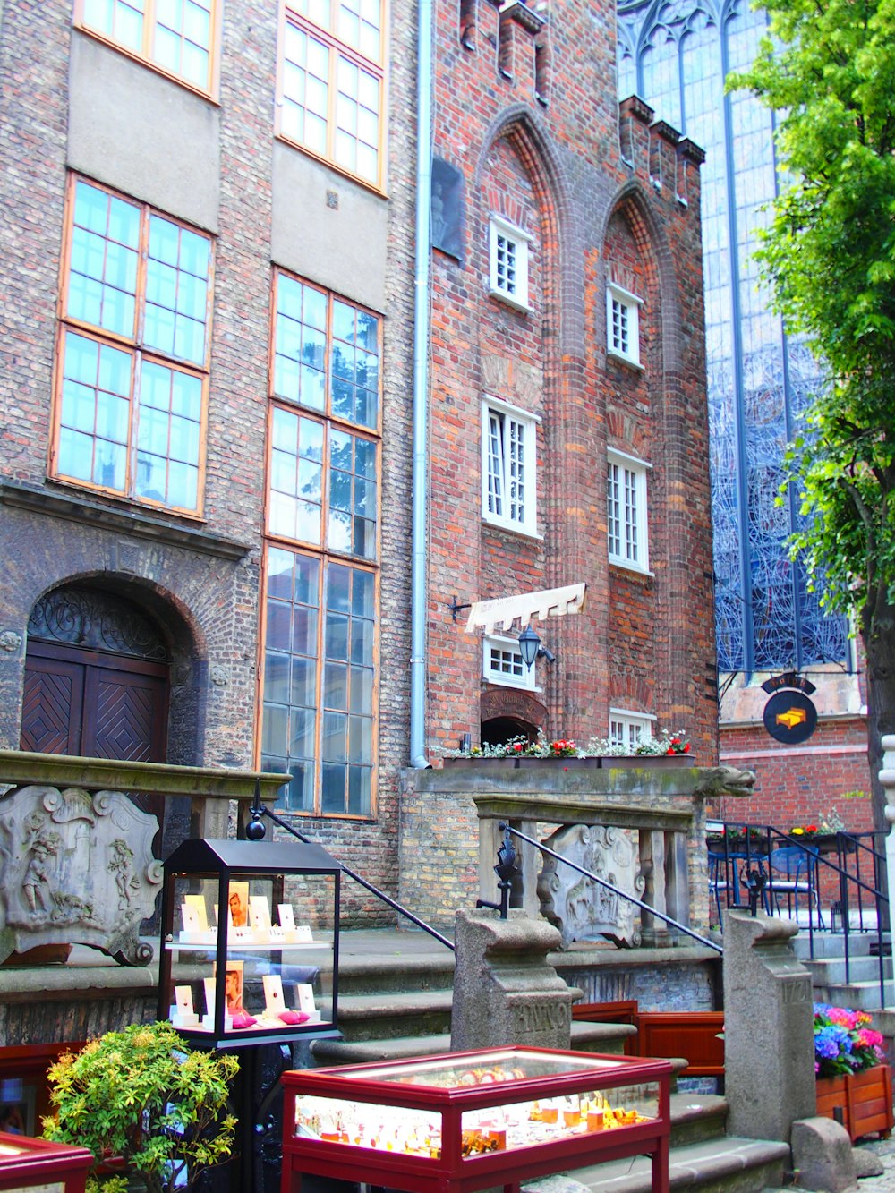 a couple of benches sitting in front of a building