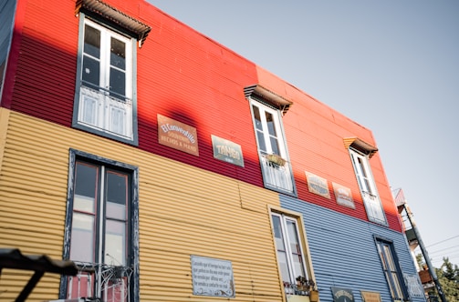 A bright, secure storage unit with red and black accents reflecting the colors of Zaragoza's cachirulo.