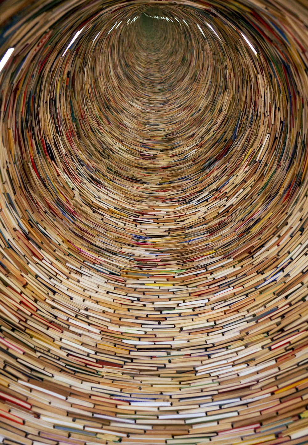 Un objeto circular muy grande hecho de libros