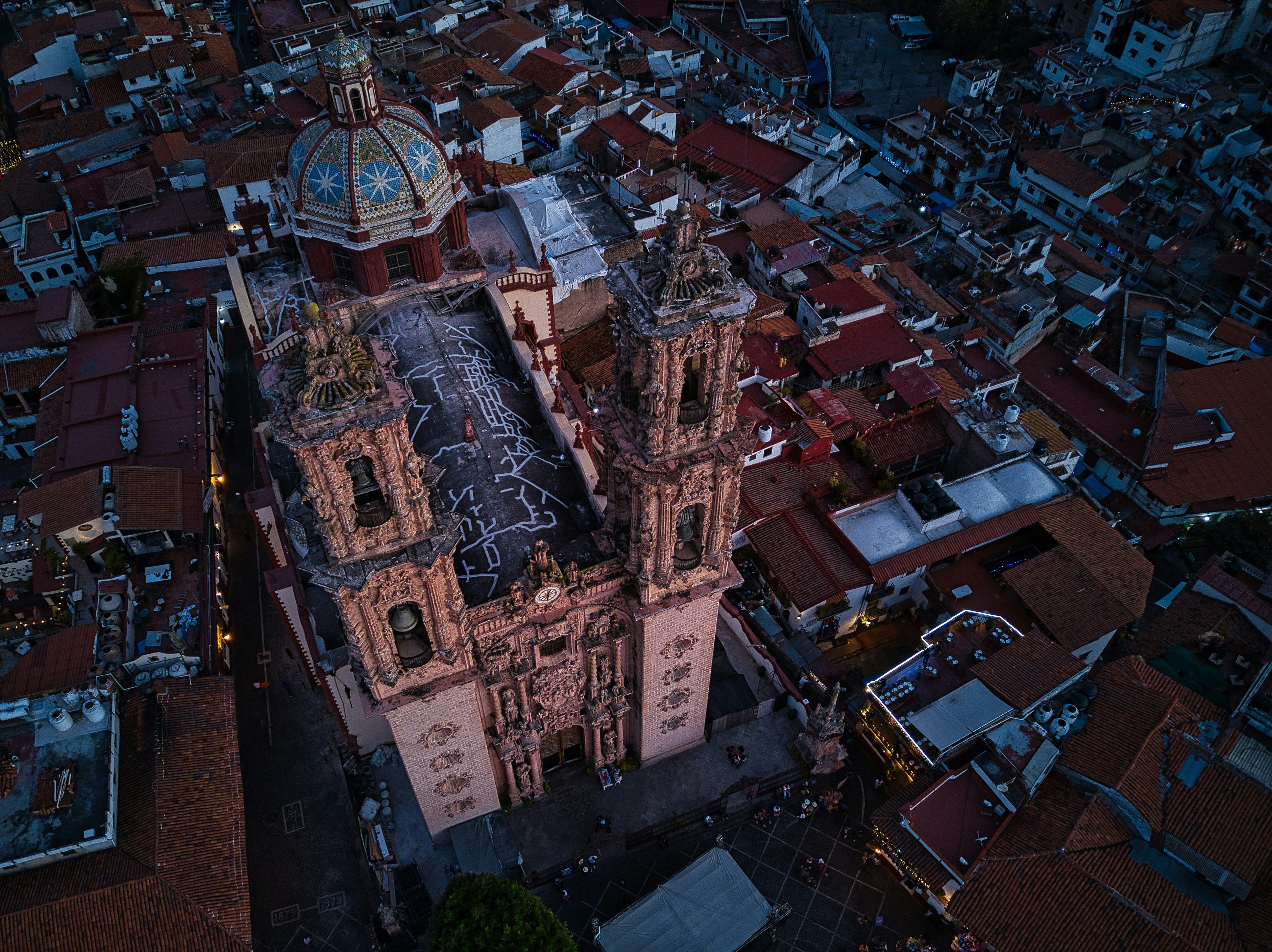 an aerial view of a church in a city, Templo de Santa Prisca en Taxco, Guerrero.