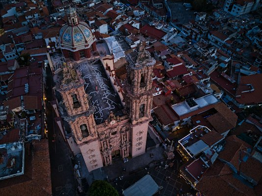 An aerial view of a church in a city — Taxco, Mexico