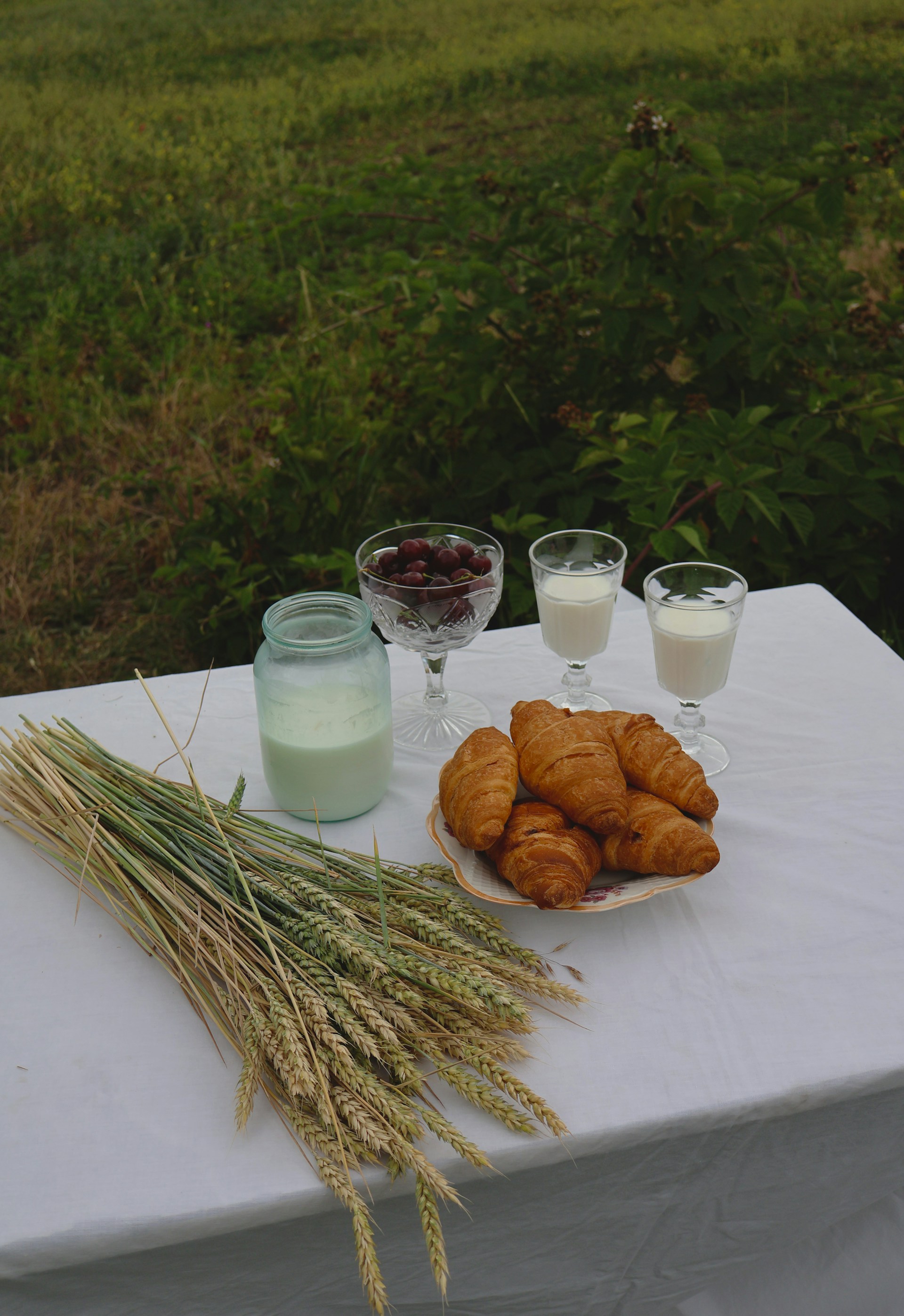 black and white bed linen