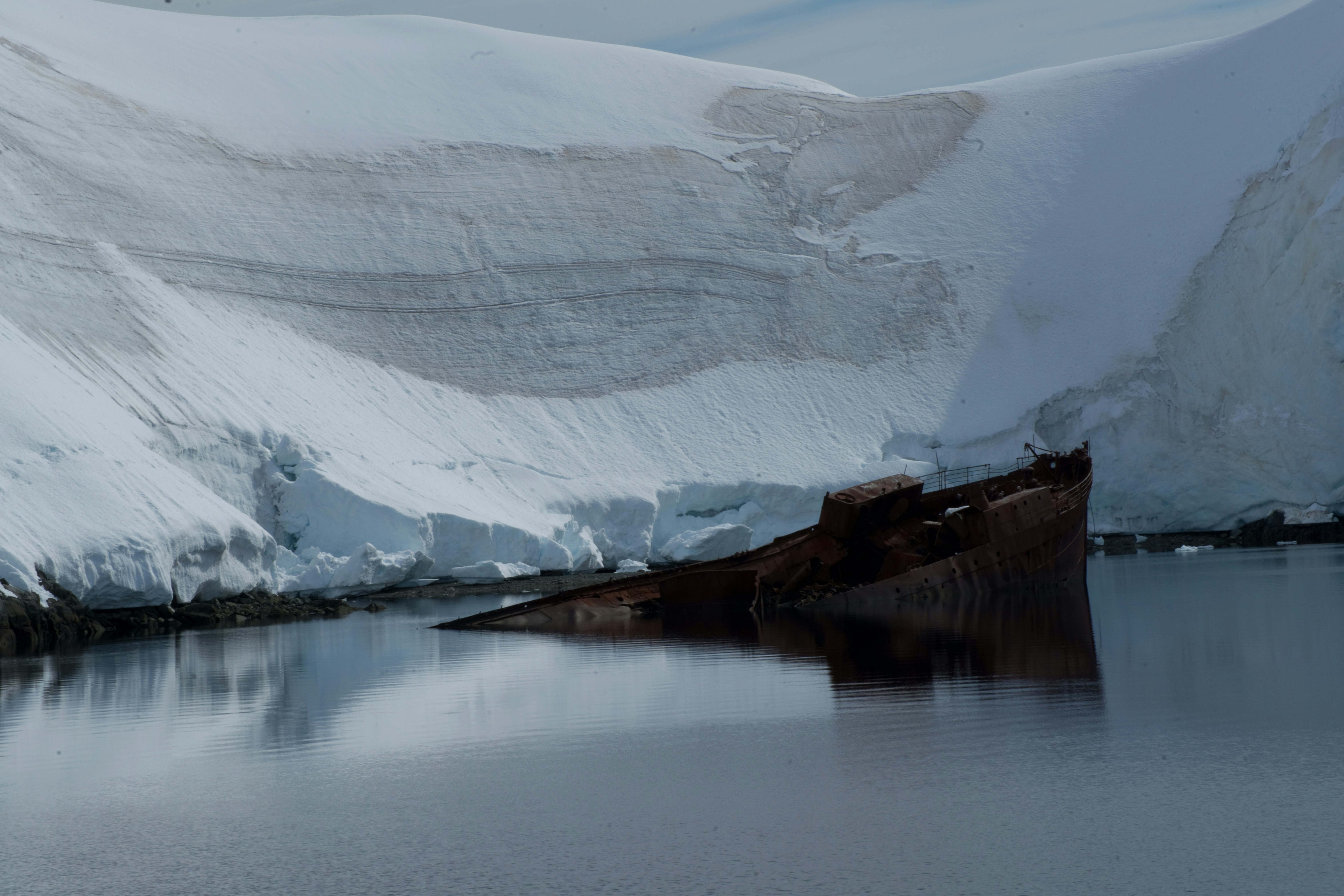 A boat sitting in the middle of a body of water photo – Free Outdoors ...