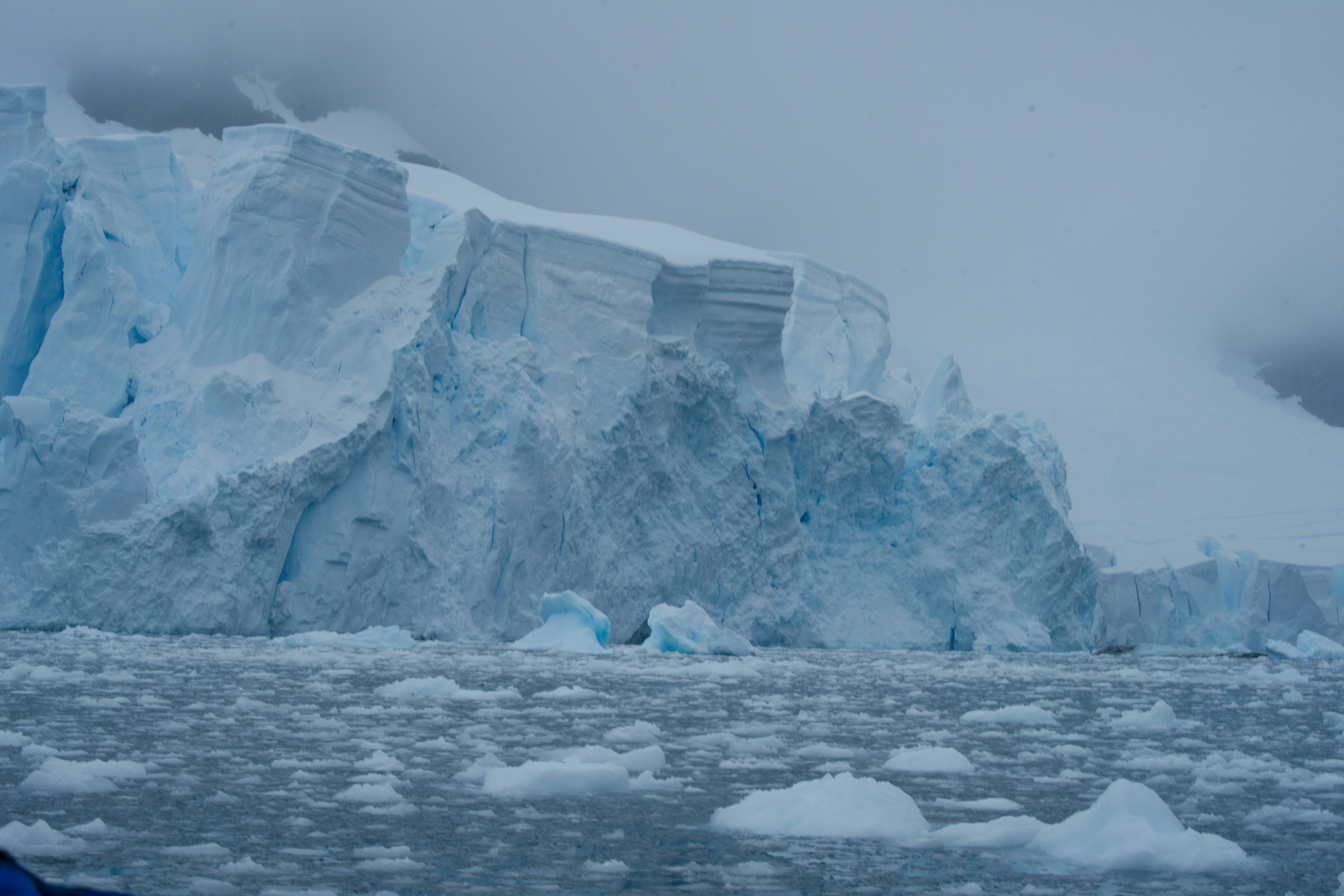 glacier depuis l’eau, blocs de glace tombant