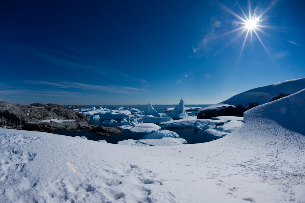 O sol brilha intensamente sobre uma paisagem nevada