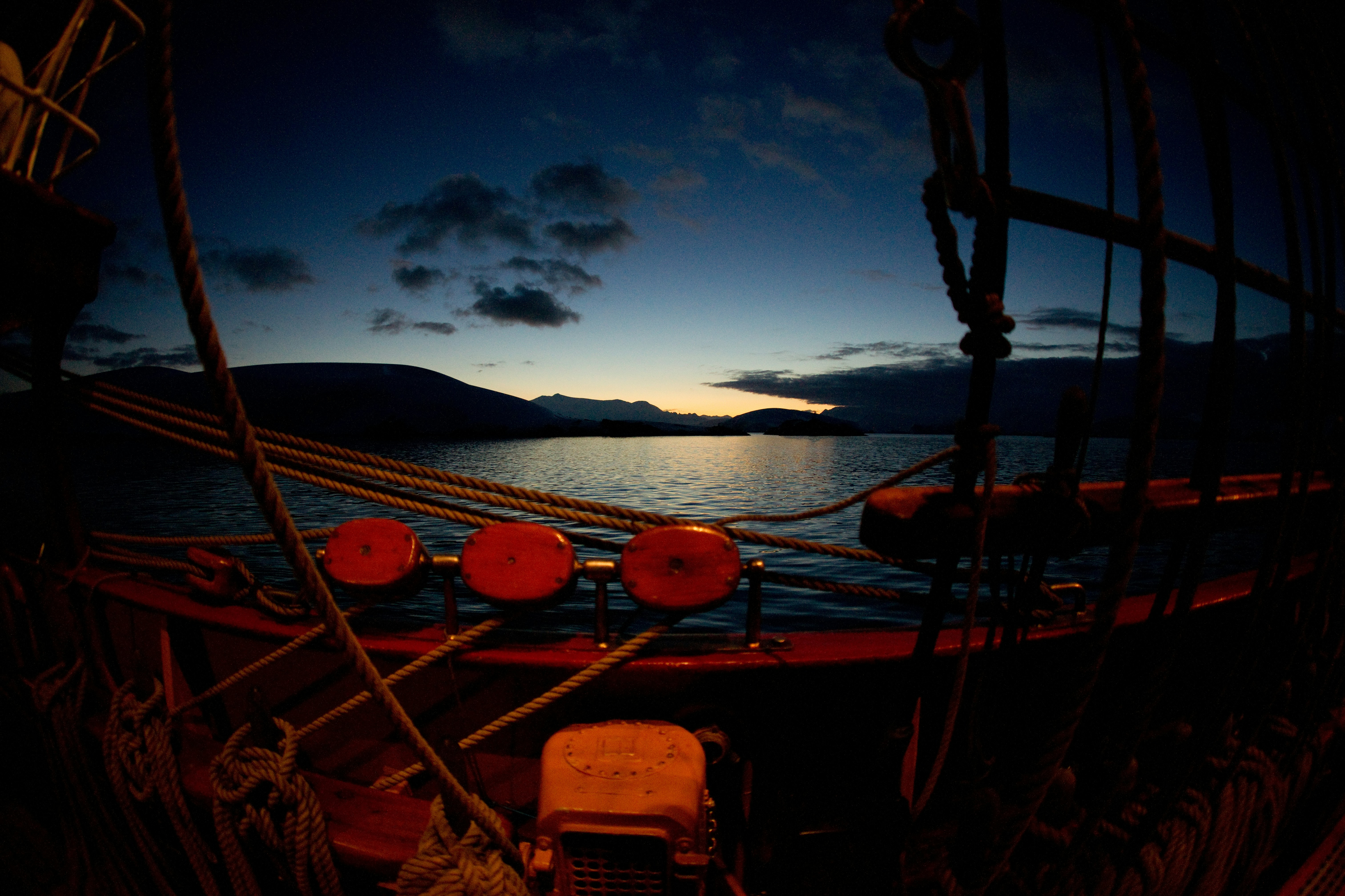 La vista desde la cubierta de un barco por la noche