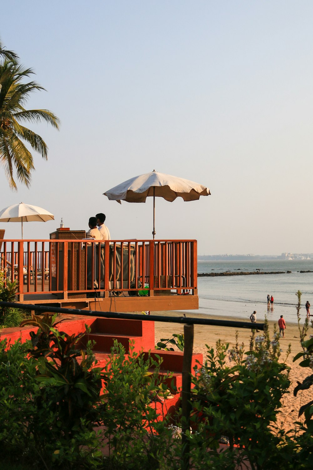 un couple de parasols assis au sommet d’une plage