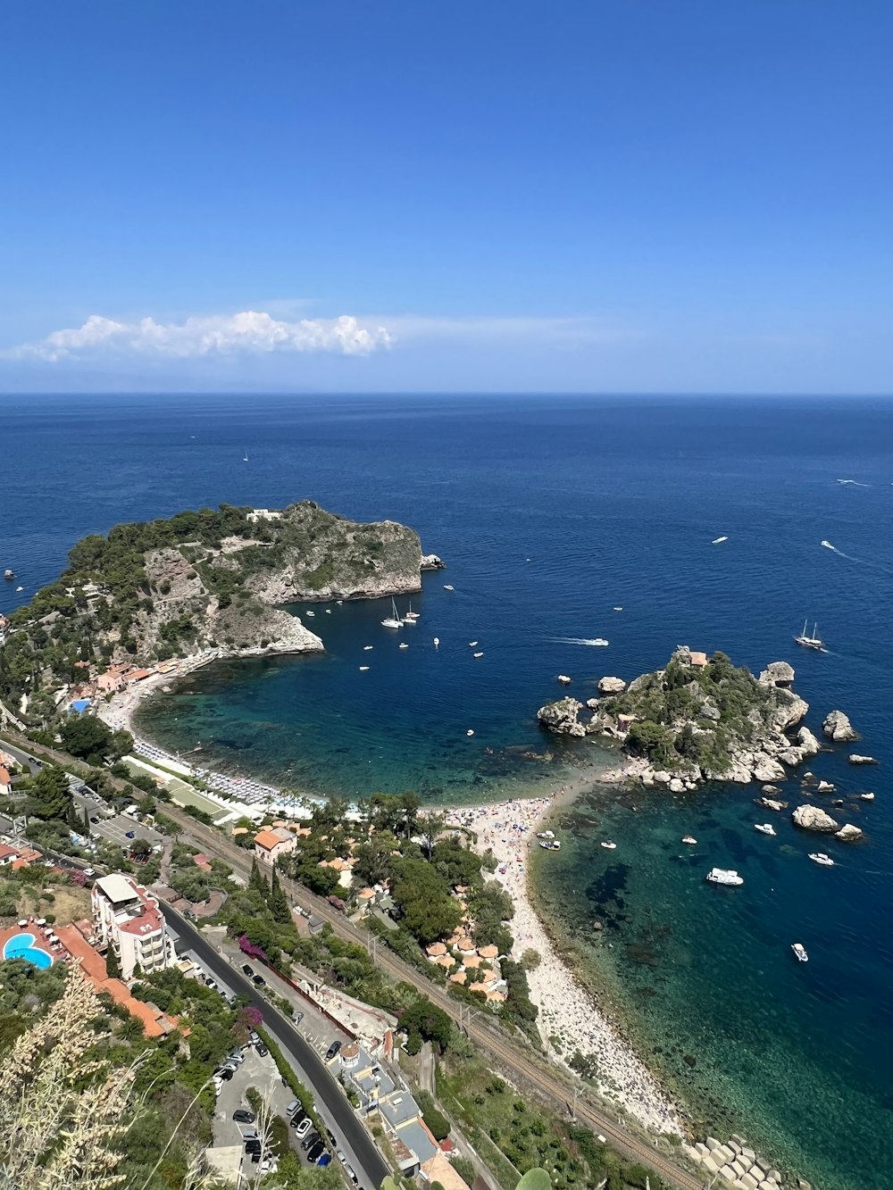 una veduta aerea di una spiaggia e di uno specchio d'acqua