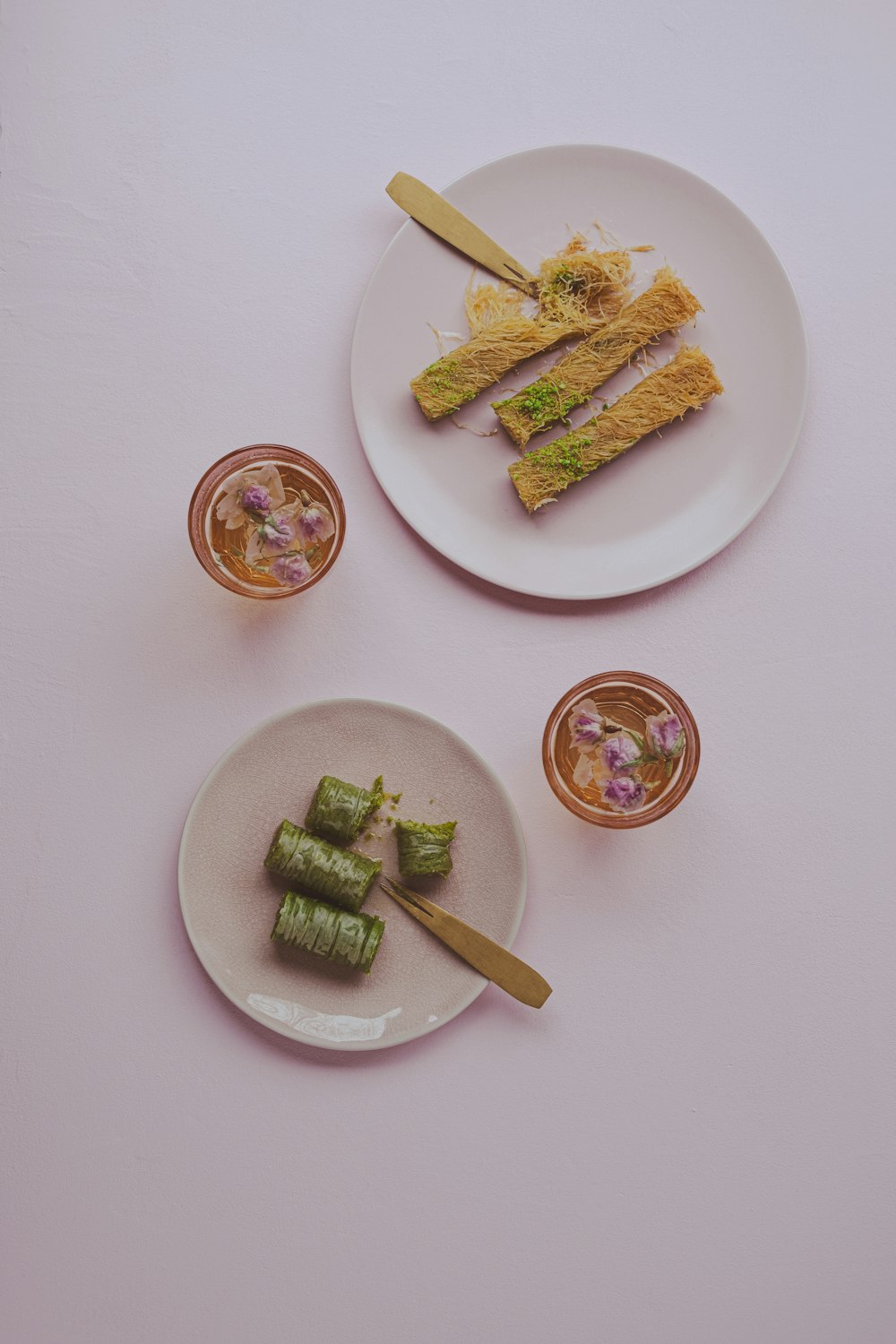 Dos platos de comida en una mesa blanca