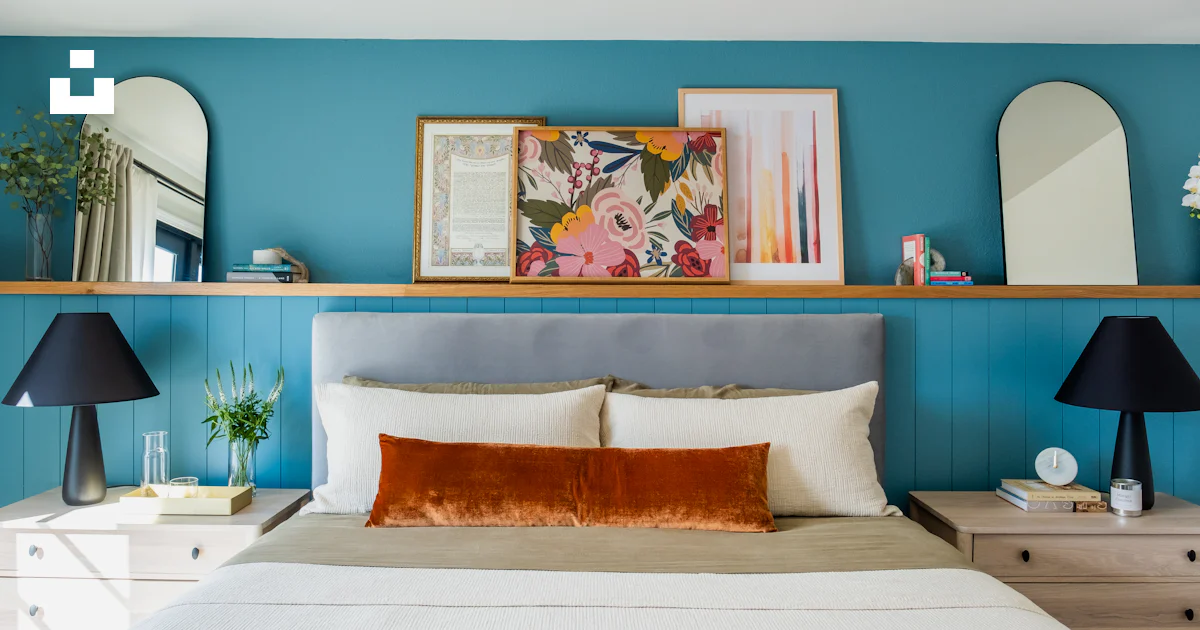 Une chambre avec des murs bleus et un lit blanc photo – Image gratuite ...