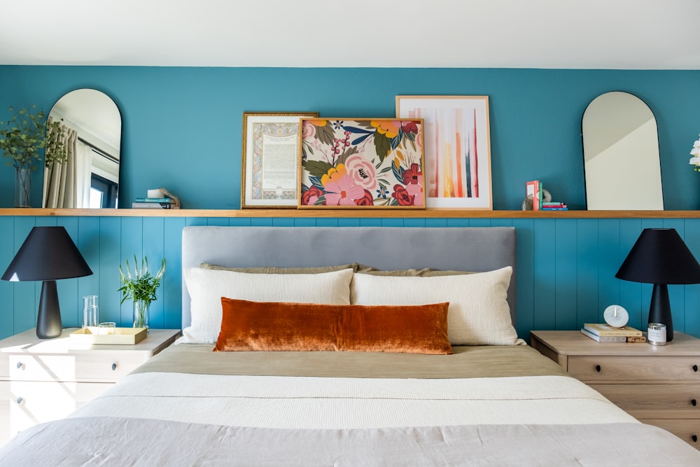 une chambre avec des murs bleus et un lit blanc