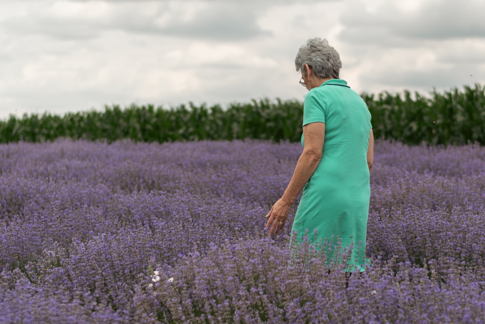 eine frau in einem feld mit lavendelblüten