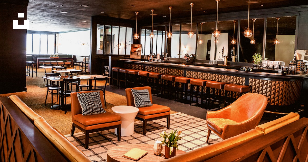 Foto zum Thema Eine Bar mit Stühlen und einer Bartheke Kostenloses