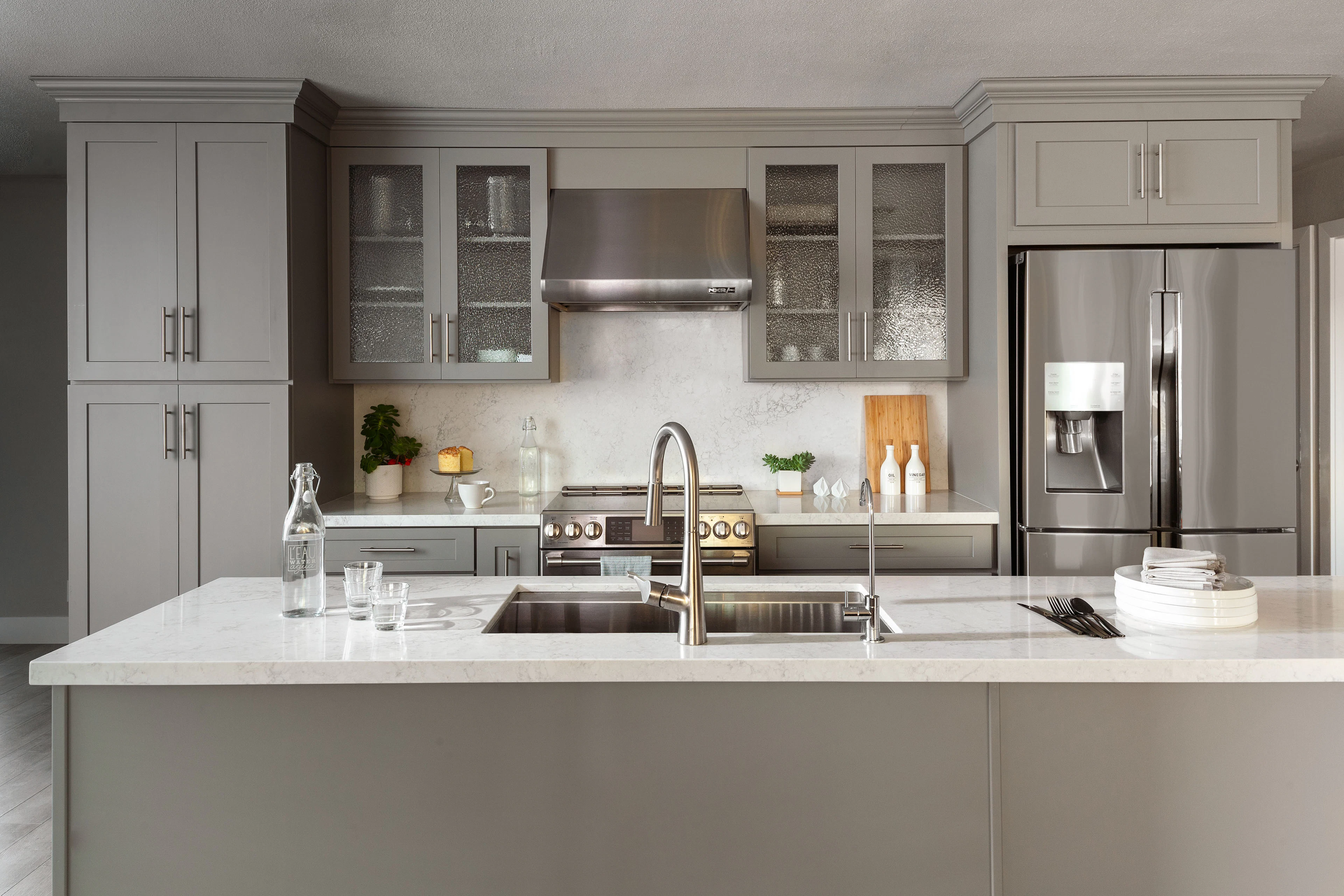 Kitchen with a sink, a fridge and a cooker