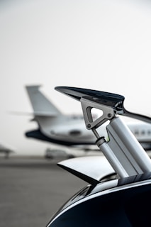 Detailed illustration of an F1 car's aerodynamic wing by Andy Sampaio.