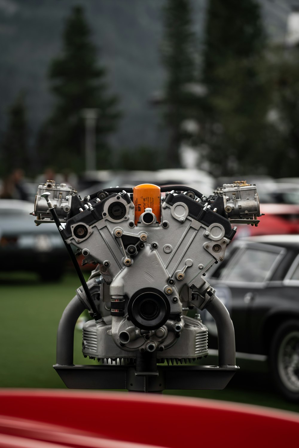 un primer plano de un motor en un coche