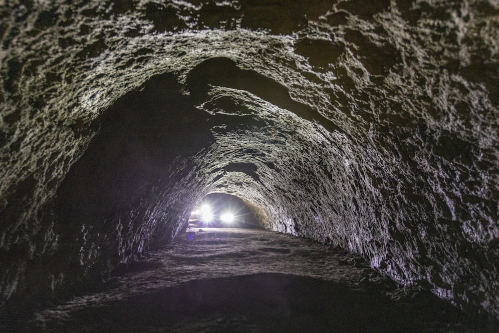 Un túnel oscuro con una luz al final