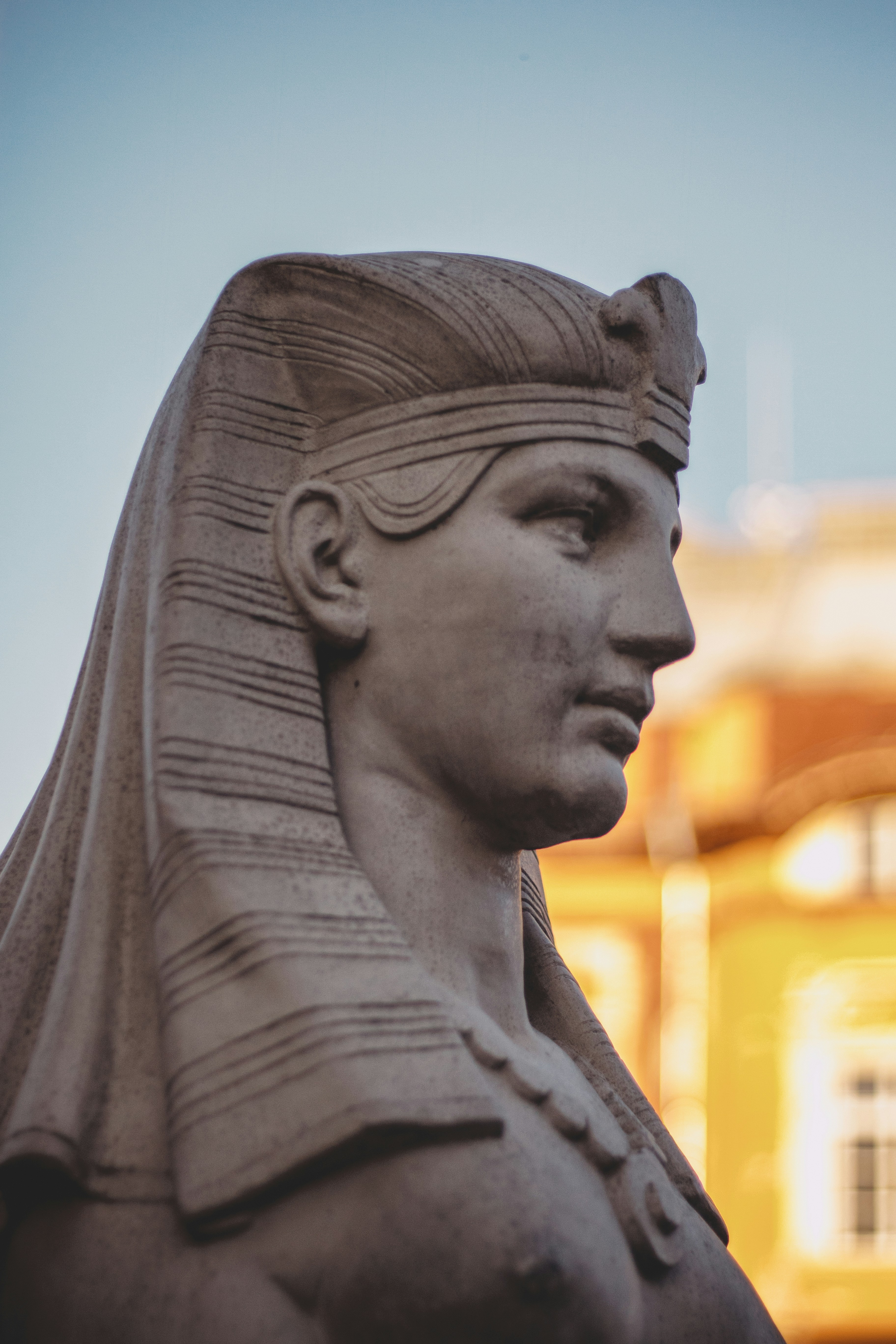 a close up of a statue of an egyptian woman