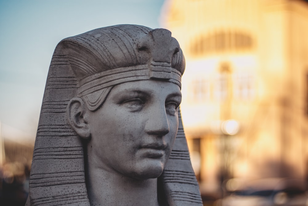 Um close up de uma estátua de um homem egípcio