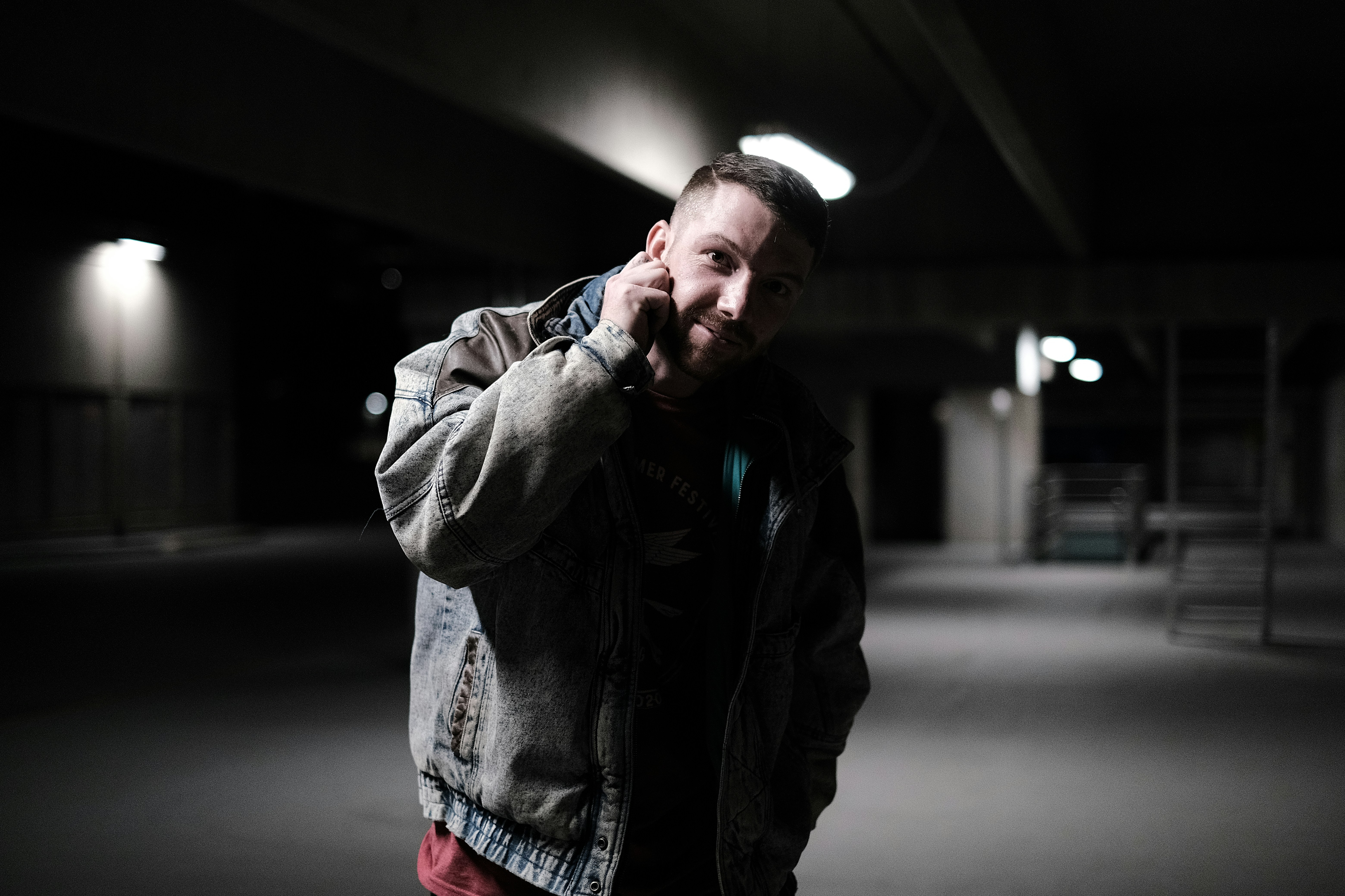 Un uomo in un garage che parla al cellulare
