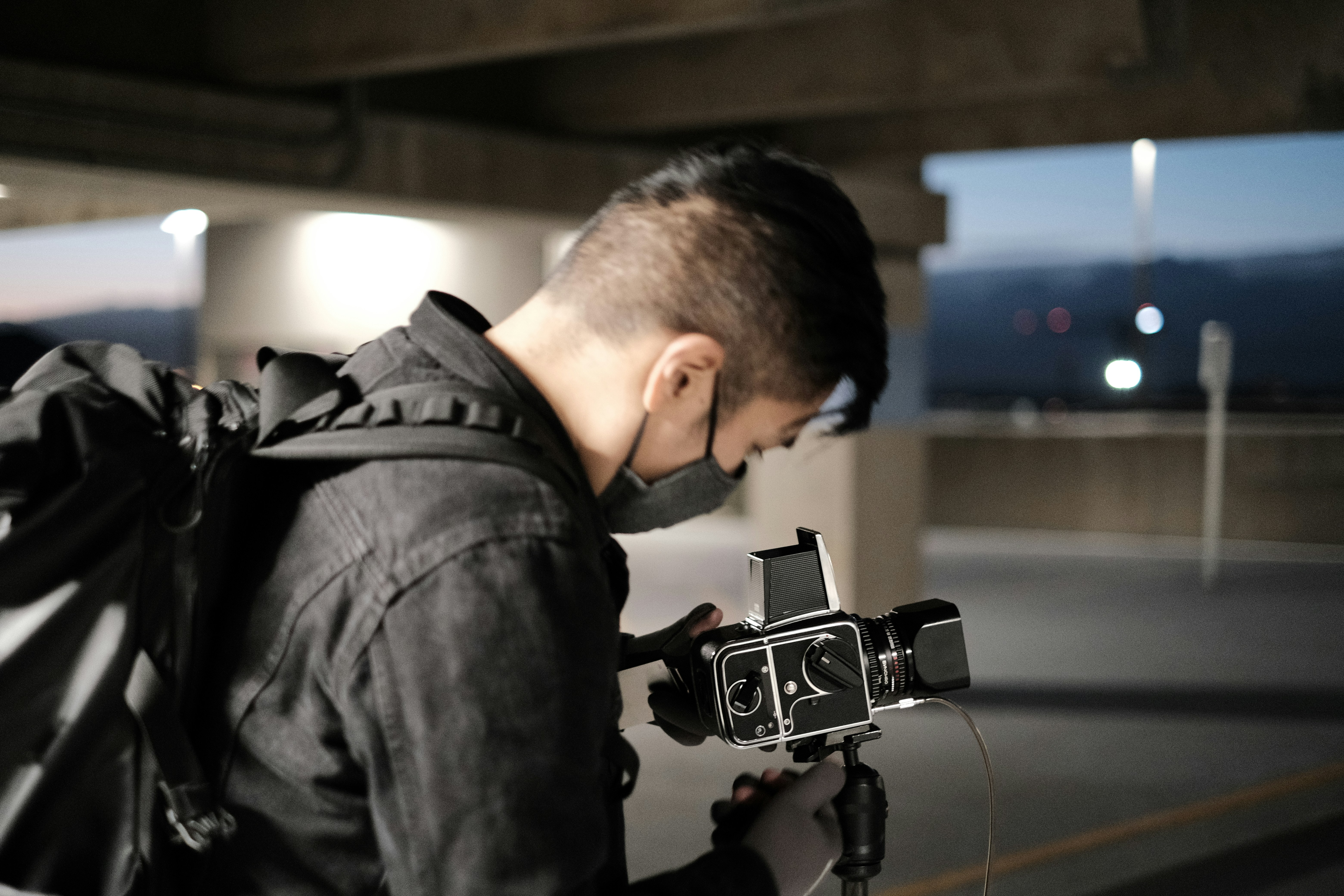 Un uomo con uno zaino e una macchina fotografica