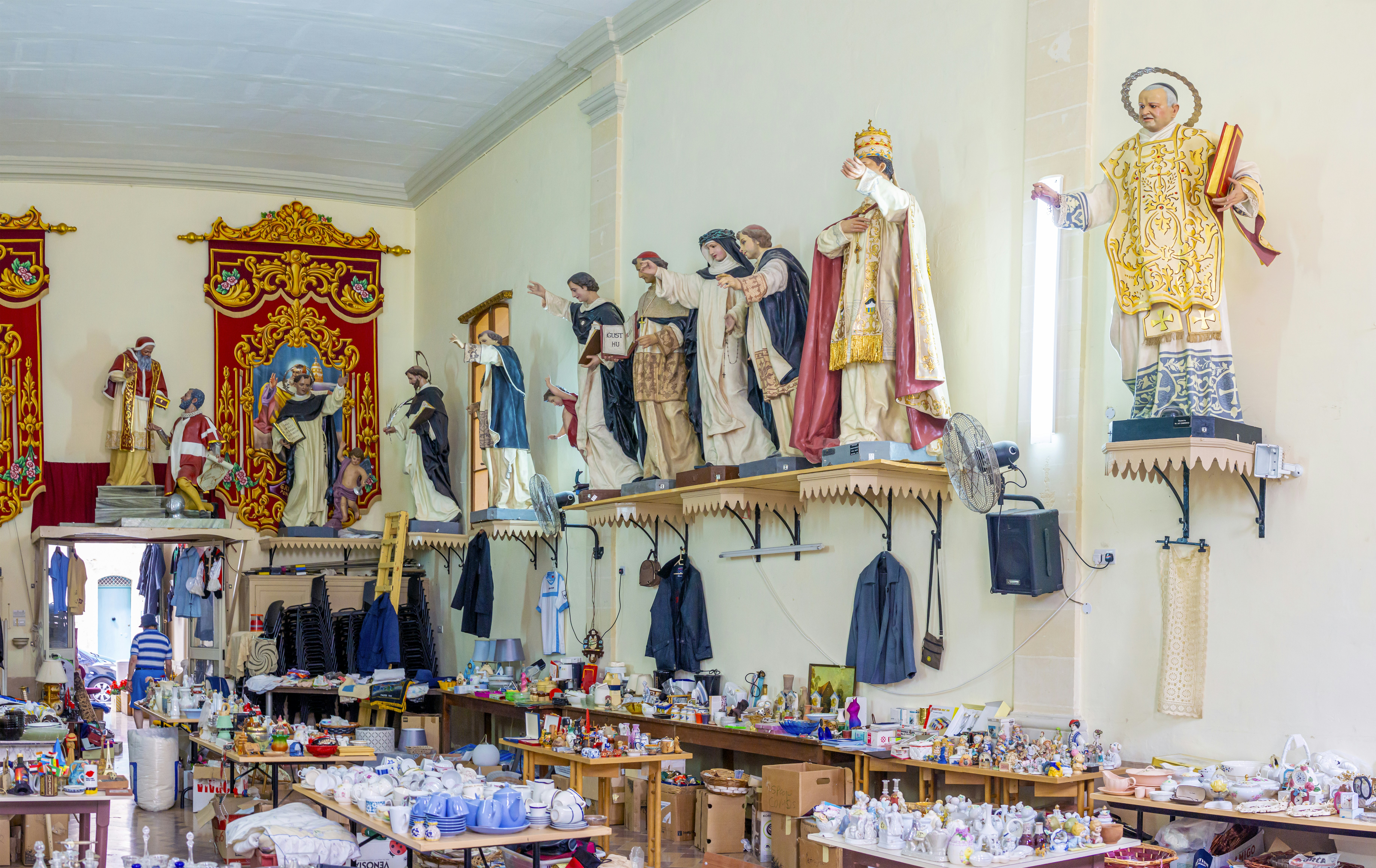 a room filled with lots of different types of items