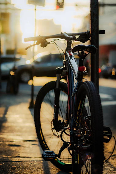 A sleek city bike parked beside a cobblestone street in Düsseldorf on a sunny afternoon.