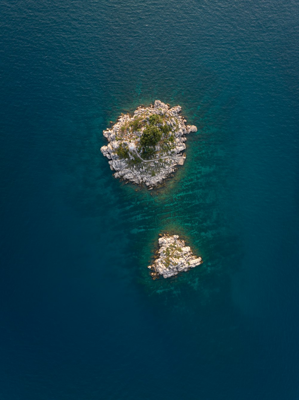 Eine Insel mitten in einem Gewässer