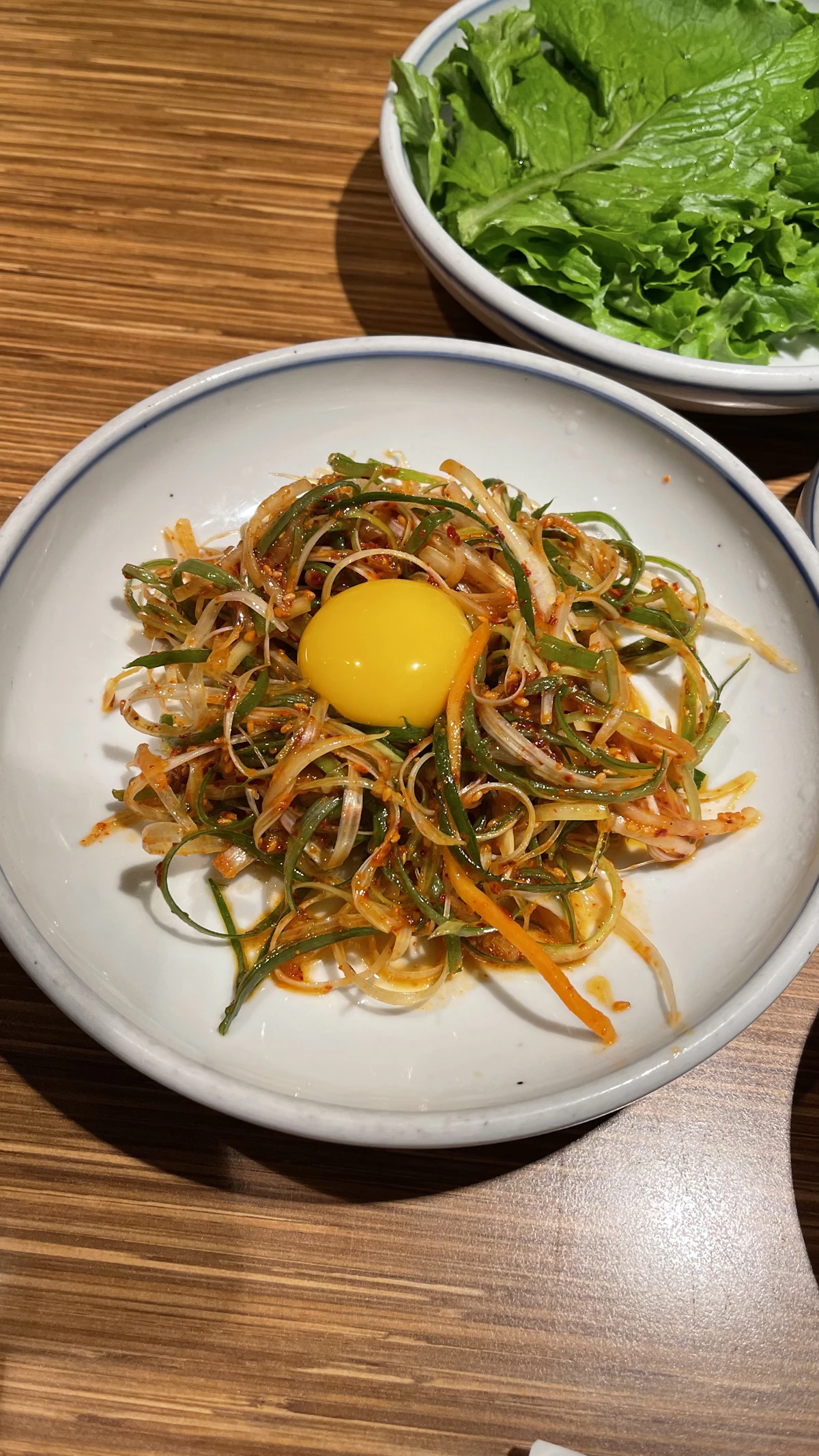 Bibim guksu voi trung luoc long dao tren dia trang