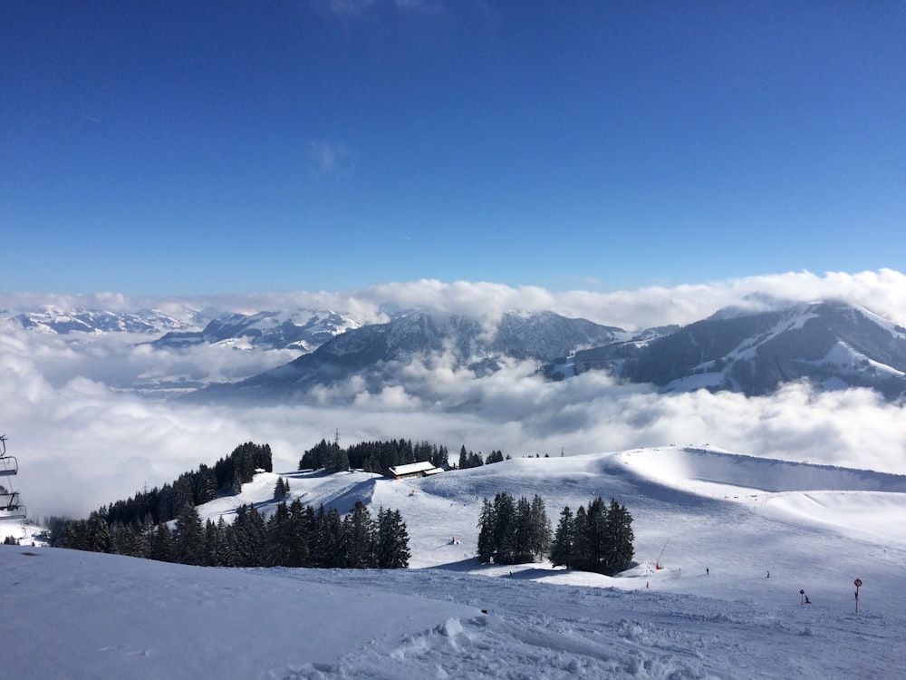 une vue sur une montagne enneigée avec une remontée mécanique au loin