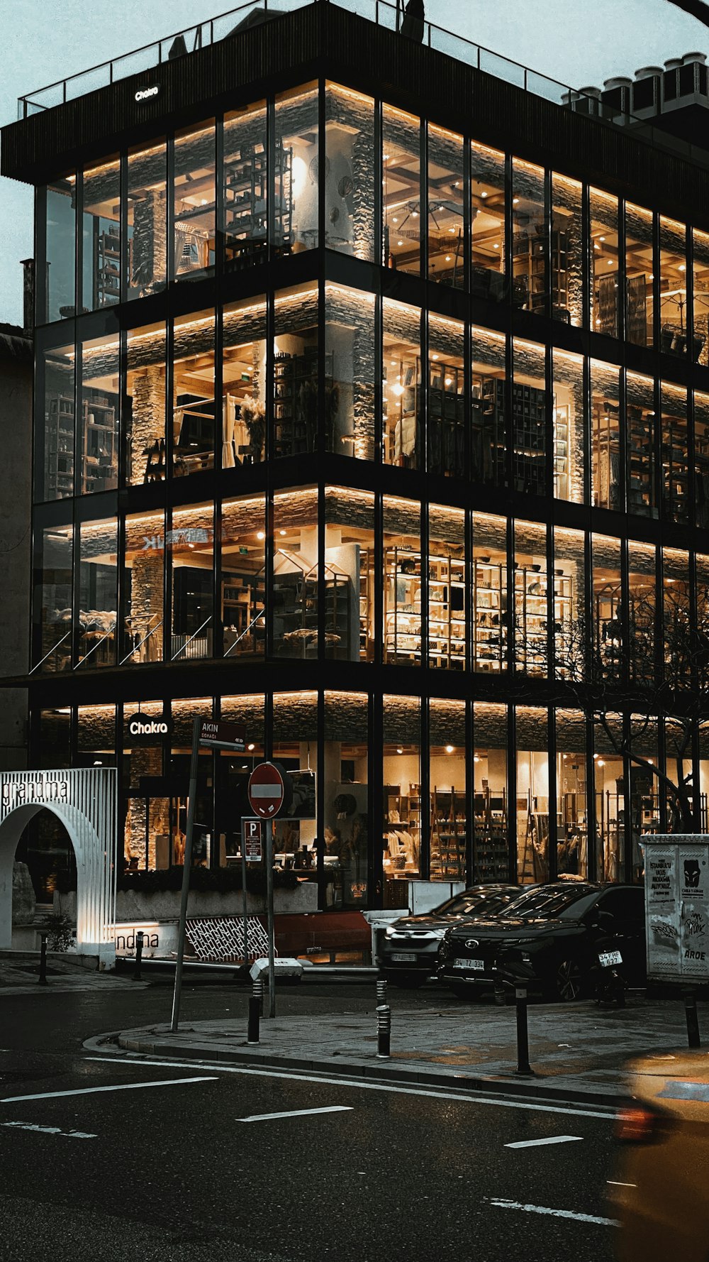 Un gran edificio de cristal con muchas ventanas