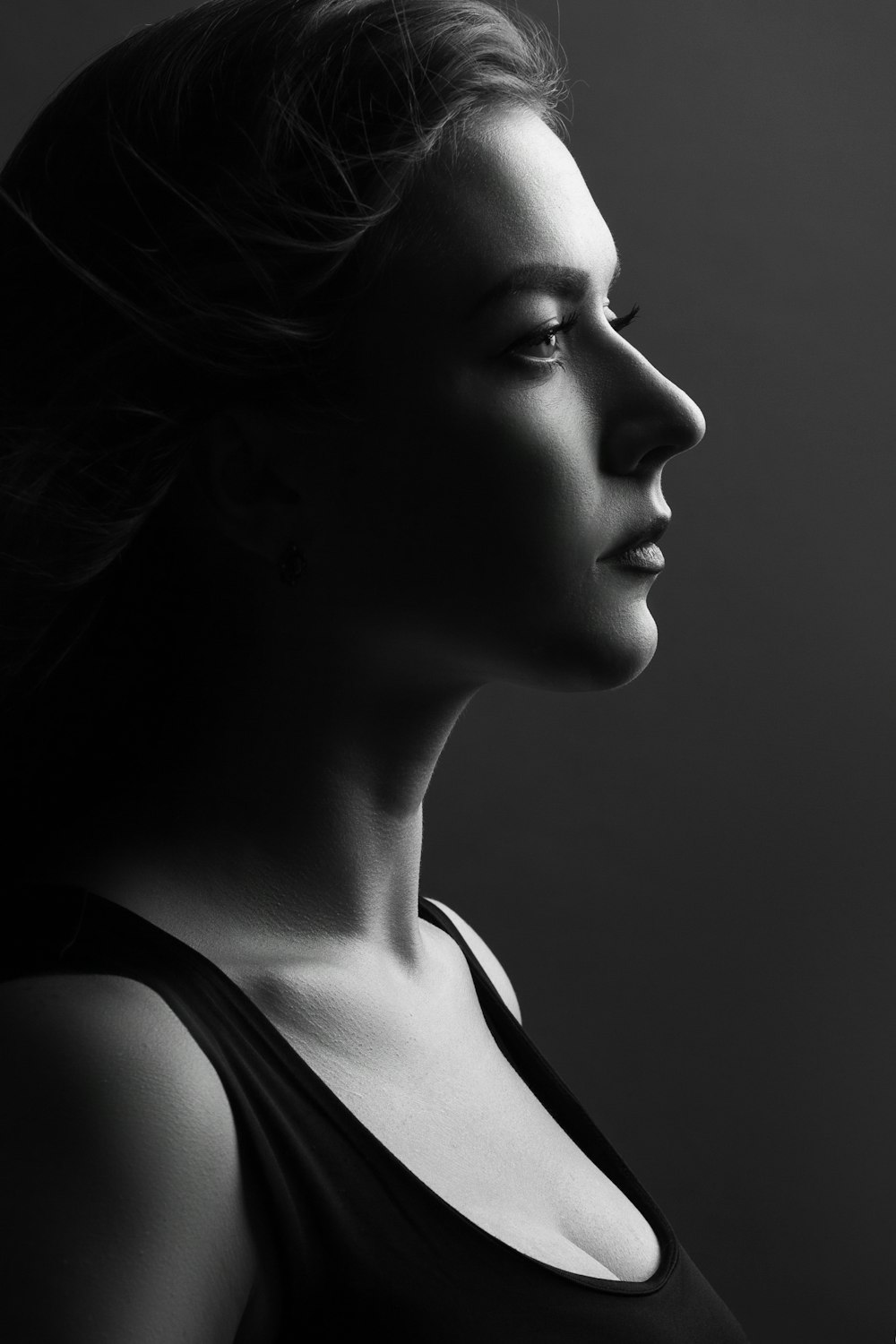 uma foto em preto e branco de uma mulher