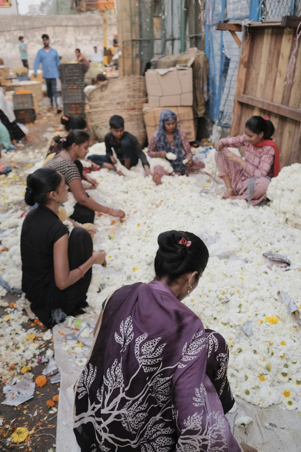 Un grupo de personas sentadas alrededor de un montón de basura