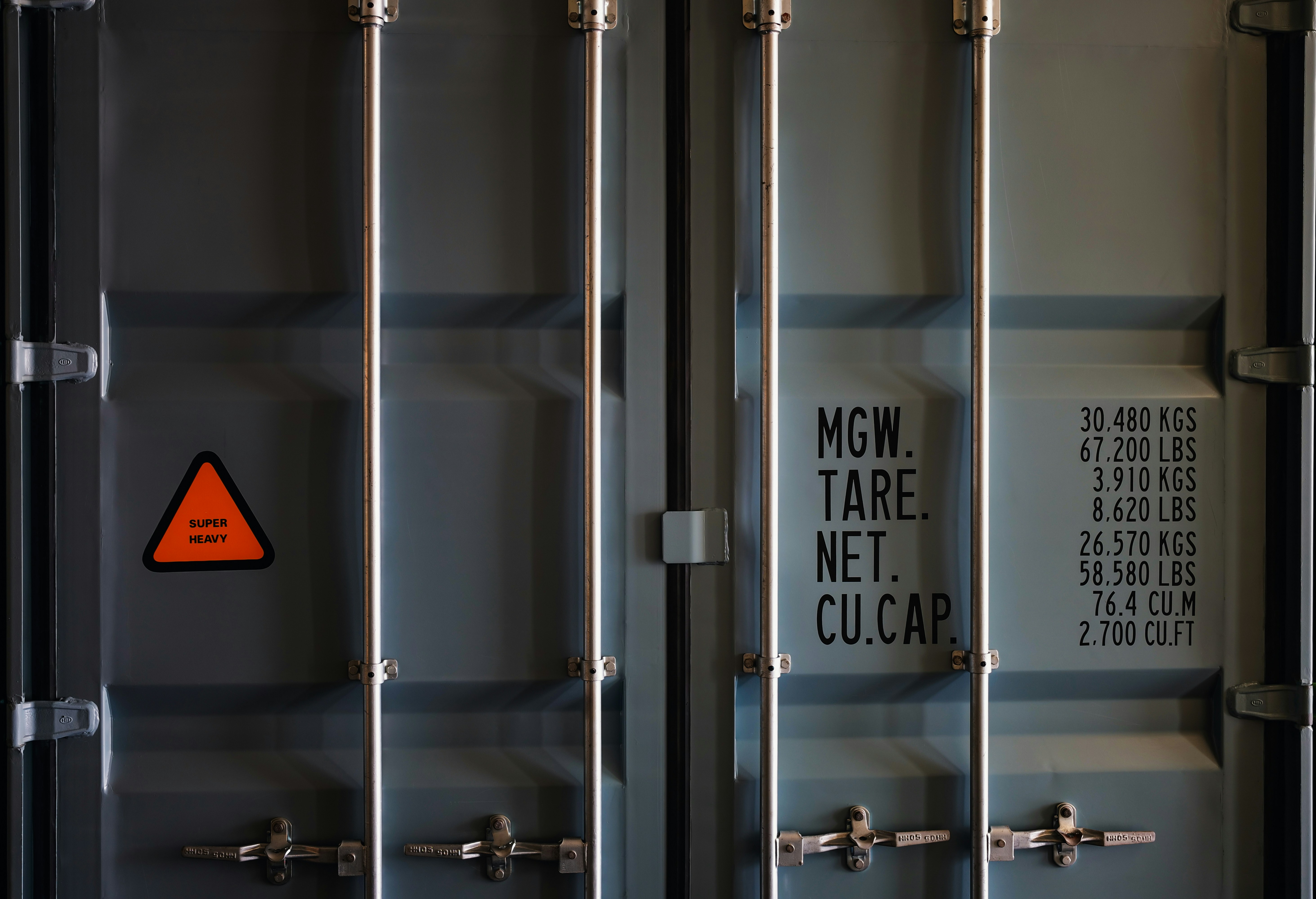 看板が書かれた金属製の容器のクローズアップ