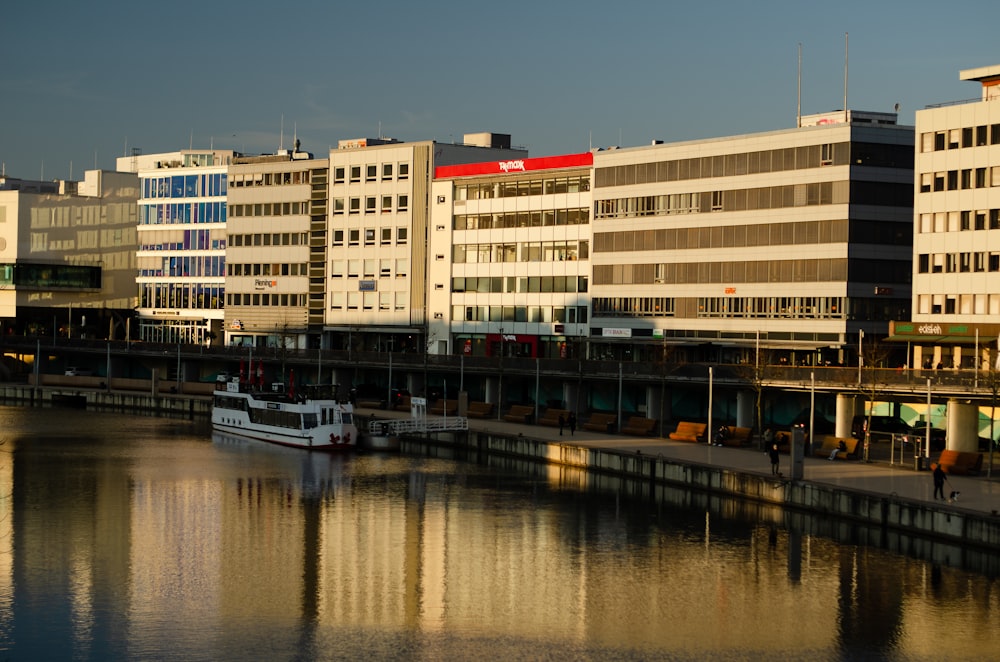 un grande edificio seduto accanto a uno specchio d'acqua