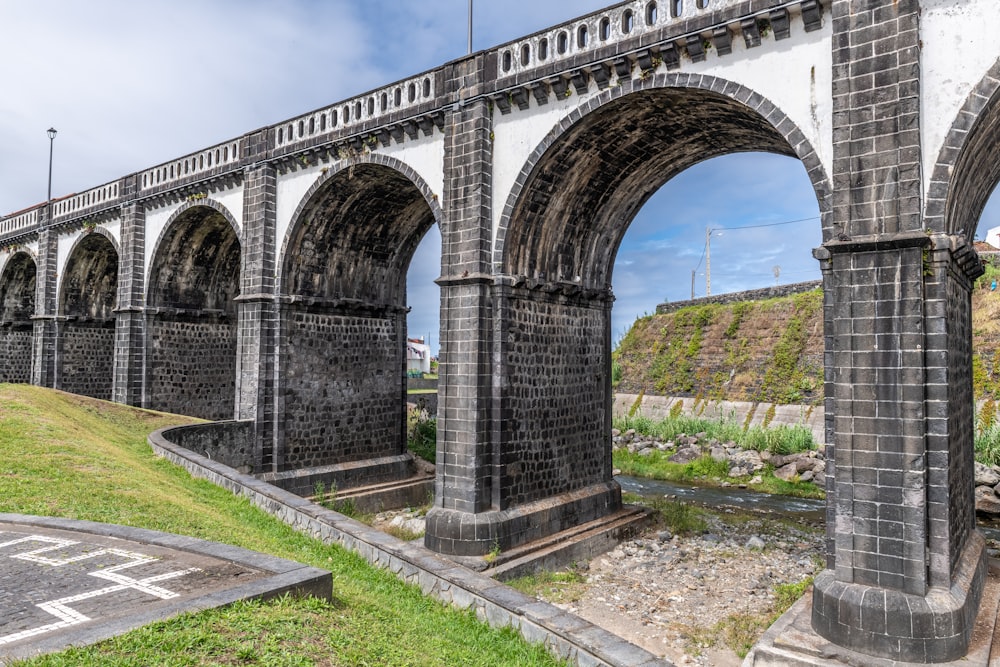 eine Steinbrücke mit Bögen über einen Fluss