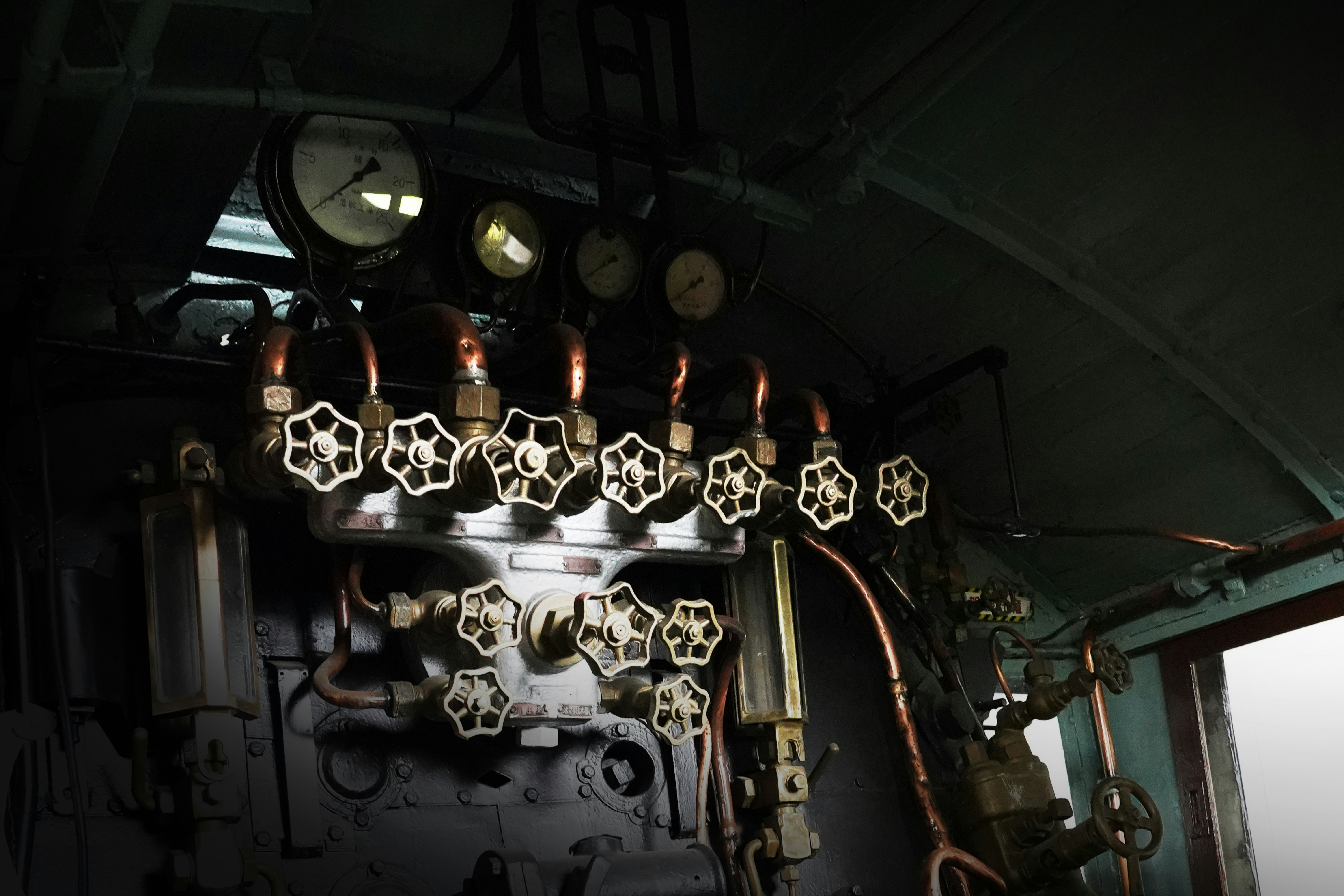 ein Haufen Uhren, die an einer Wand hängen