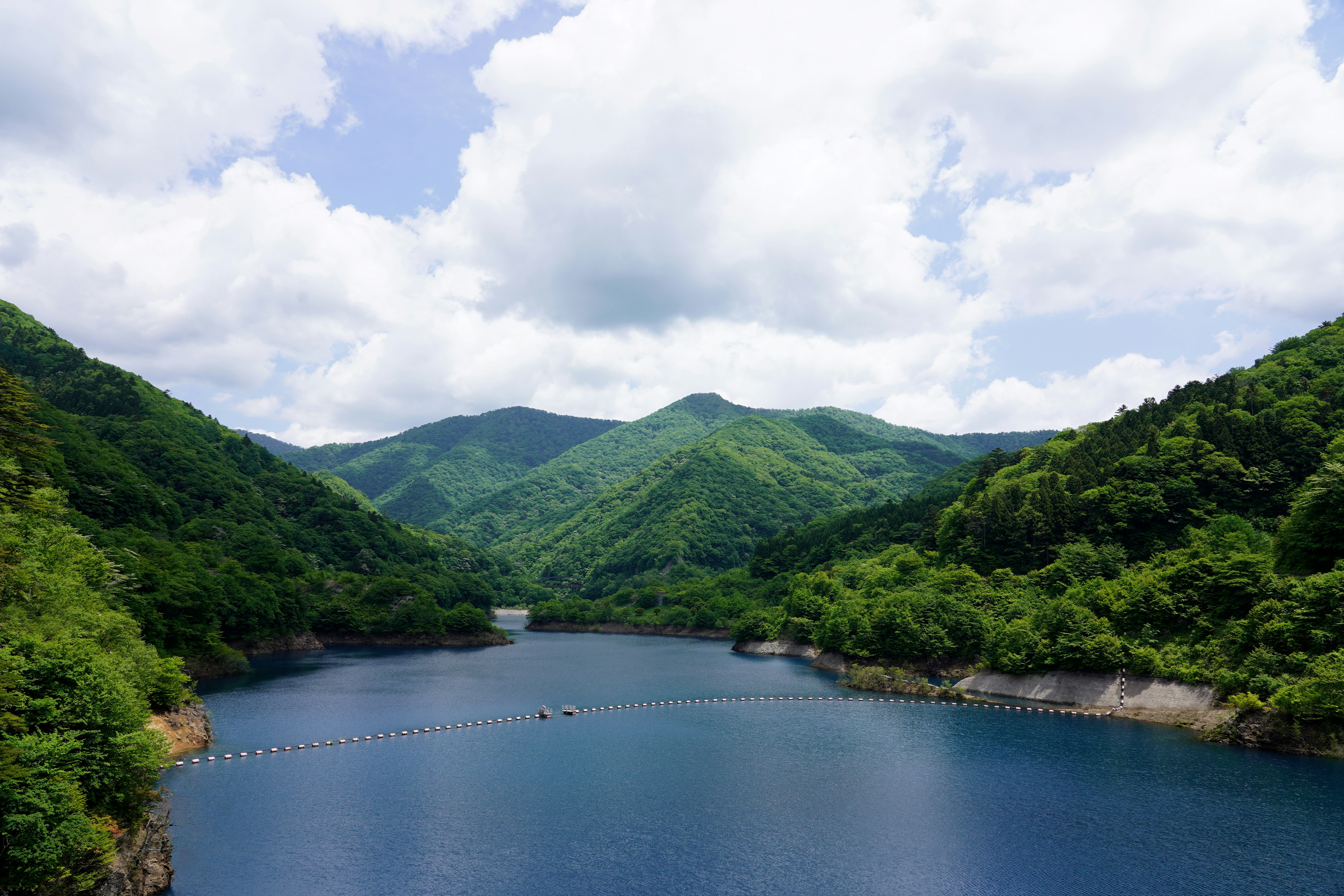 Ein großes Gewässer, umgeben von Bergen