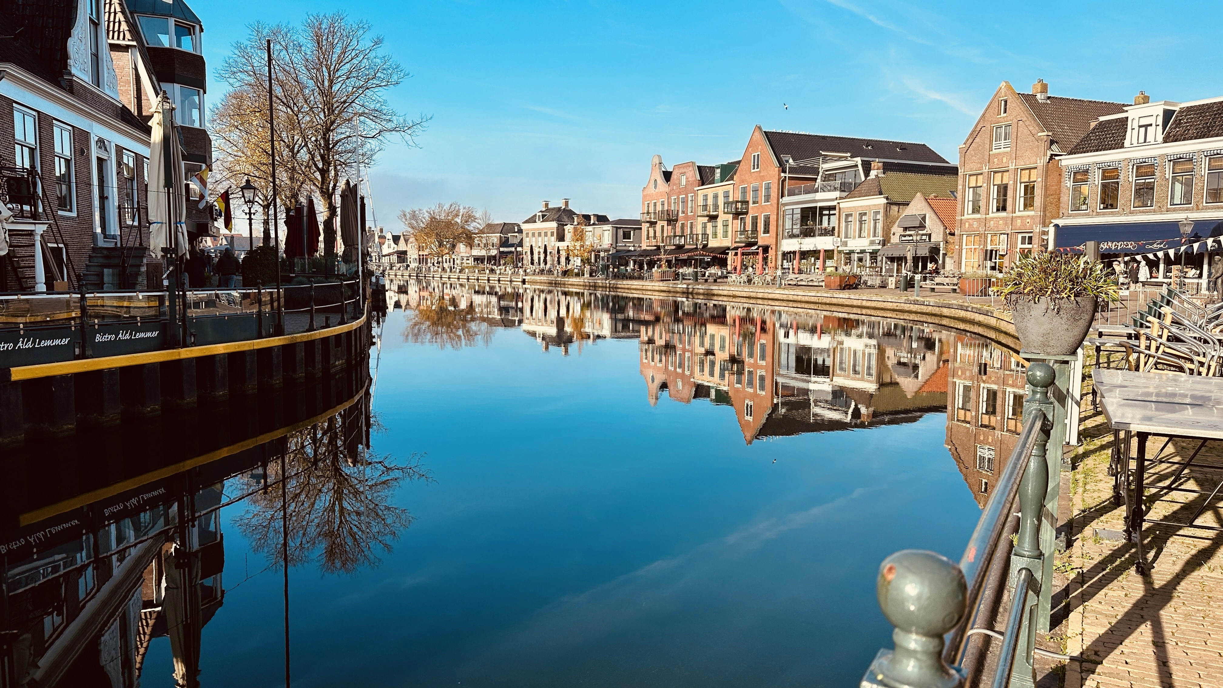 Un río que atraviesa una ciudad junto a edificios altos