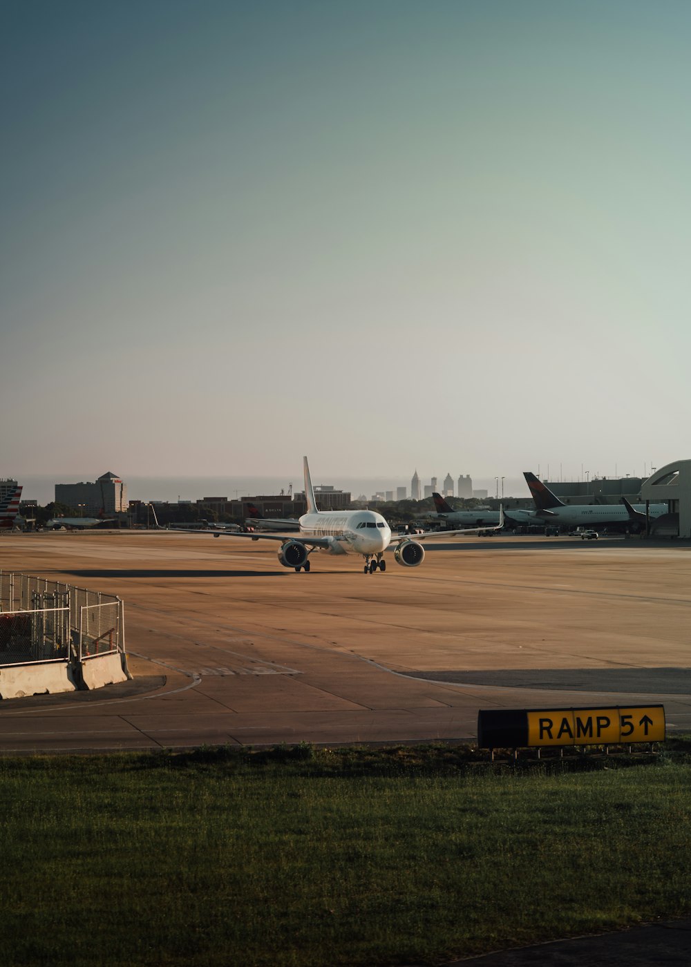 Ein großes Jetliner, das auf dem Rollfeld eines Flughafens sitzt
