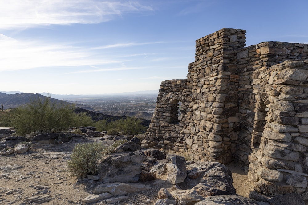 Un muro de piedra en medio de un desierto