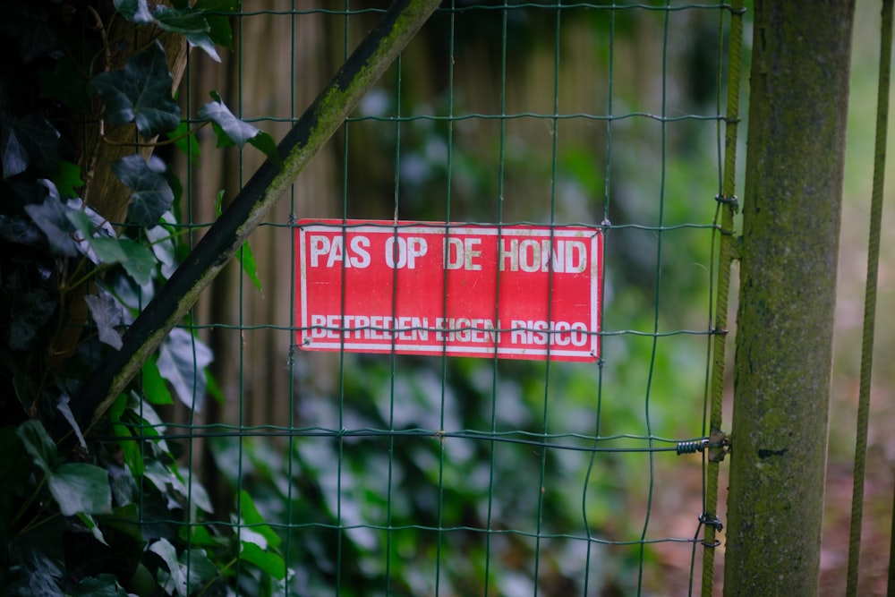 a sign on a fence that says pass up de hod