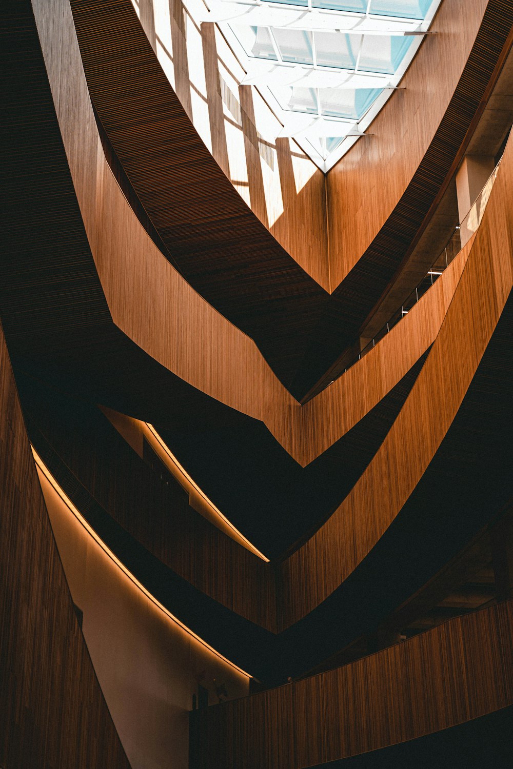 une grande structure en bois avec un puits de lumière au-dessus